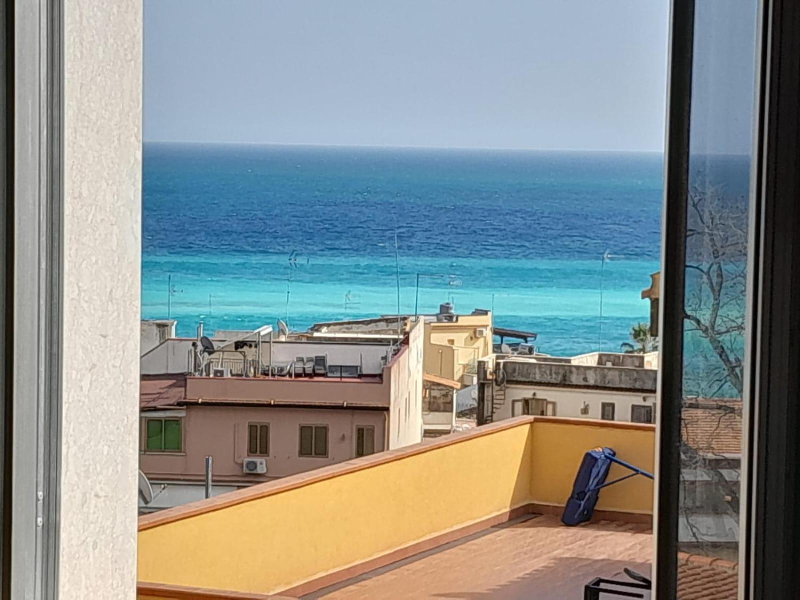 Mungi Bay, Flat With Sea View Roof Top Terrace Giardini-Naxos Chambre photo